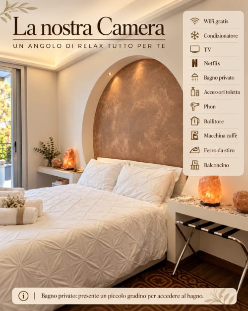 Camera da letto lussuosa a B&B I Mori Catania con testata ad arco, biancheria bianca, lampade di sale e servizi inclusi WiFi, TV