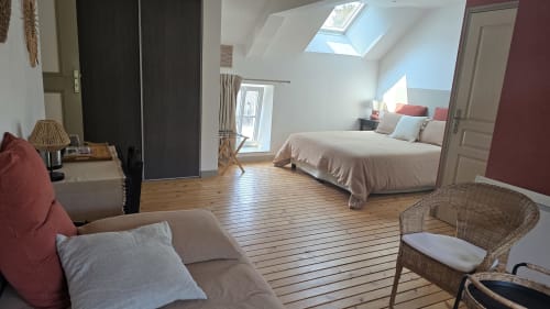 Spacieuse chambre mansardée au Domaine de la Cour VAUTIER près d'Omaha Beach avec puits de lumière, parquet et vue sur jardin