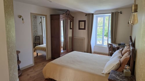 Chambre spacieuse avec vue sur jardin au Domaine de la Cour Vautier, maison d'hôtes à Mandeville-en-Bessin, près d'Omaha Beach