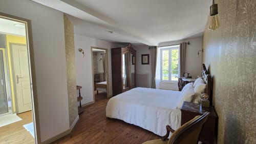 Chambre spacieuse avec vue sur jardin au Domaine de la Cour VAUTIER B&B près de Bayeux, avec literie blanche et parquets