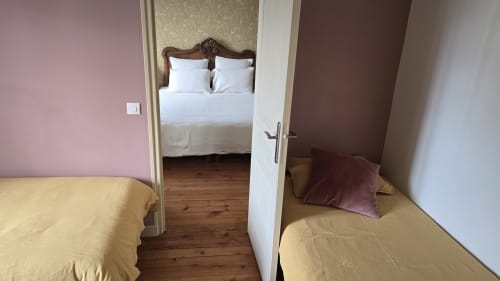 Chambre d'hôtes spacieuse au Domaine de la Cour VAUTIER avec lits jumeaux, parquet et vue sur le jardin