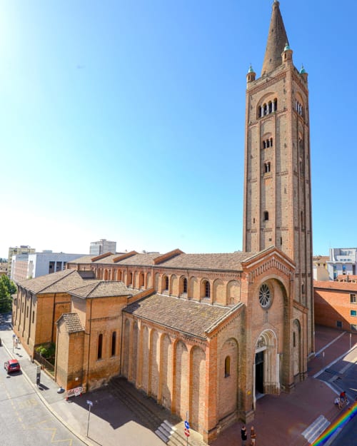 Antica chiesa in mattoni con alto campanile a Forlì, Italia, vicino alla struttura Corte Livia B&B