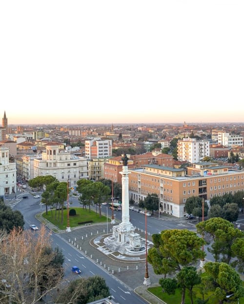 Vista aerea del paesaggio urbano di Forlì con monumento bianco e architettura storica al tramonto