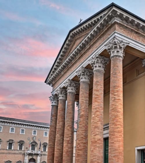Colonnato neoclassico con capitelli corinzi a Corte Livia B&B a Forlì, cielo al tramonto