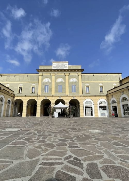 Corte Livia B&B, elegante cortile a Forlì con palazzo color crema e colonnato ad archi