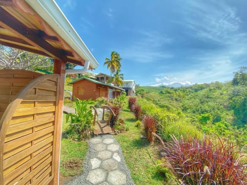 Hôtel Paradis Tropical à Baillif avec bungalows en bois, jardins luxuriants et vue sur les montagnes en Guadeloupe