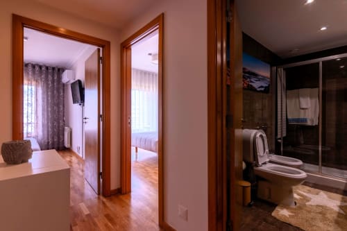 Modern bathroom in EcoHost OceanBreeze apartment, Matosinhos, with walk-in shower and bedroom view