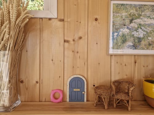 Intérieur boisé fantaisiste à la maison d'hôtes Casa Pertica à Ceton, avec petite porte de fée, paniers tressés et blé séché