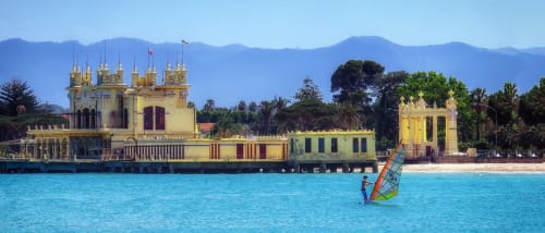 Colorate casette balneari a Palermo con acque turchesi e windsurf, vicino a Domus Fysi