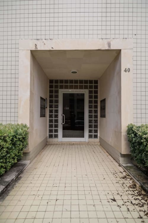 Modern entrance corridor to Gaia Beach&Golf apartment in Arcozelo with tiled flooring and glass block wall details