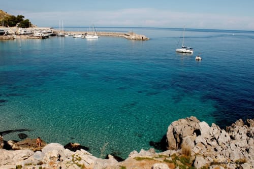 Acque turchesi cristalline con barche a vela al B&B costiero Domus Fysi vicino a Palermo, Italia