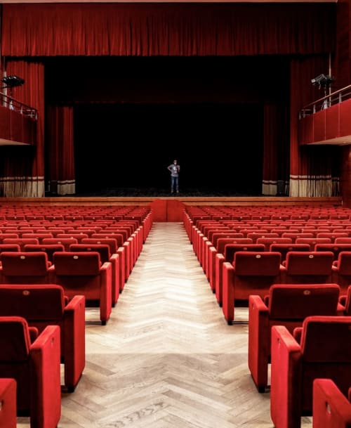 Teatro vuoto con poltrone rosse e palco a Forlì, Italia vicino a Corte Livia Rooms & Breakfast