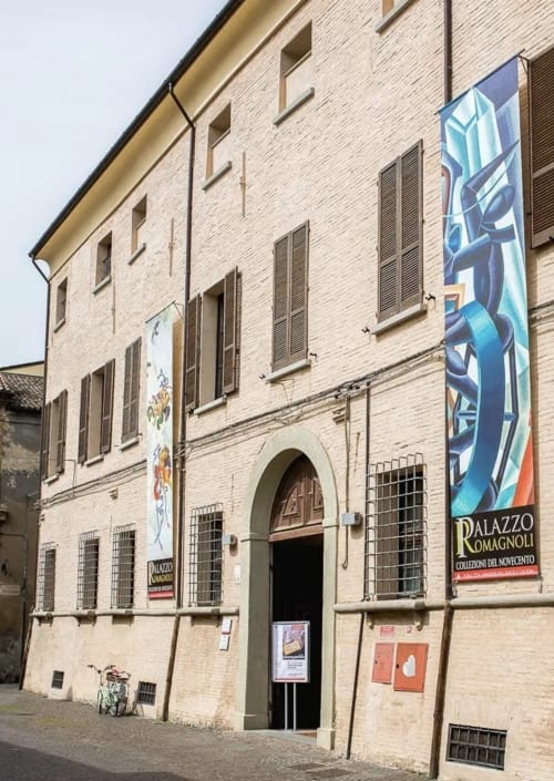 Palazzo Romagnoli a Forlì - storico edificio in mattoni con ingresso ad arco, sede del B&B Corte Livia