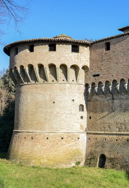 Torre storica in mattoni con finestre ad arco presso la Corte Livia B&B a Forlì, Italia