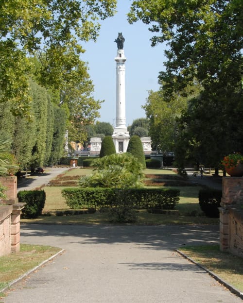 Monumento e piazza alberata presso il Bed & Breakfast Corte Livia a Forlì, Italia