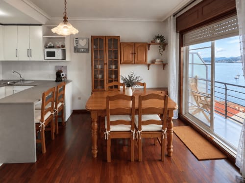 Apartamento moderno con comedor-cocina en Baiona, muebles de madera, balcón con vista al mar y vistas costeras