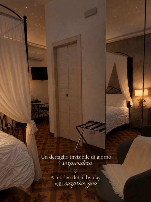 Camera di lusso con letti a baldacchino presso B&B I Mori a Catania, eleganti drappi bianchi e illuminazione ambientale calda