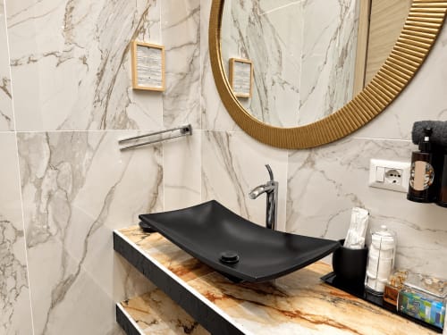 Moderno lavabo nero con pareti in marmo nel bagno della B&B I Mori, Catania