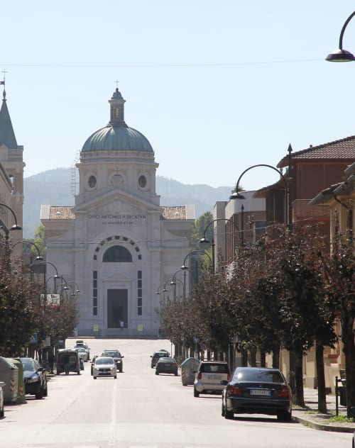 Via del Corte Livia B&B a Forlì con la cupola della chiesa storica e auto parcheggiate