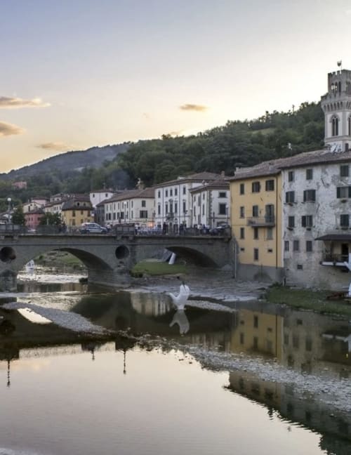 Ponte sul fiume Arno e edifici colorati al tramonto a Forlì, Italia vicino alla Corte Livia B&B
