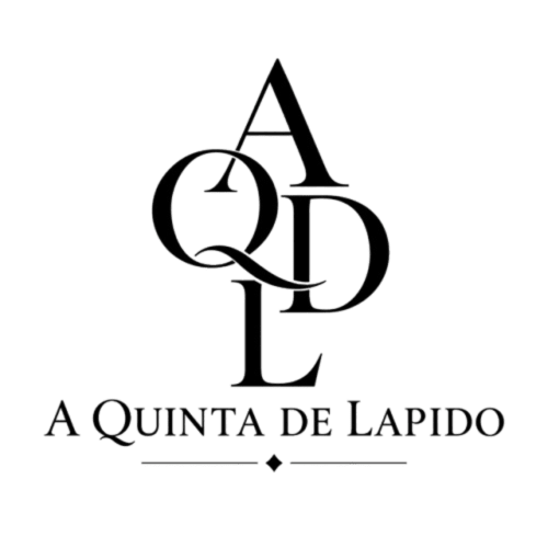 Logo de Quinta de Lapido con letras estilizadas y triángulo, casa rural en Ortoño, Ames