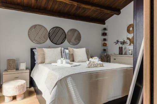 Lussuosa camera da letto presso Trevi House Roma con letto moderno, biancheria neutra, arte geometrica, travi in legno e