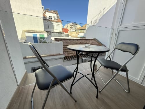 Zona de estar en terraza con vistas al mar en Fuengirola, con mesa y sillas