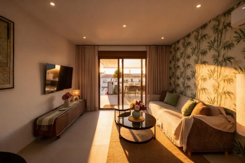 Lujosa sala de estar en villa de Nerja con vistas al mar, mobiliario moderno, TV de pantalla plana y acceso a terraza
