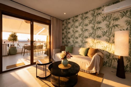 Lujosa habitación de villa con vistas al mar en Nerja, papel tapiz de bambú, mobiliario moderno, terraza e iluminación de atardecer