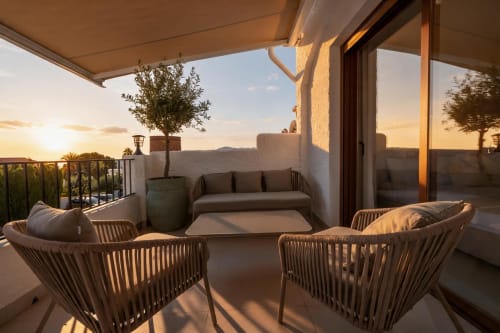 Terraza al atardecer en Villa Mandarinos, casa de lujo en Nerja con vistas al mar, asientos confortables y paisaje mediterráneo