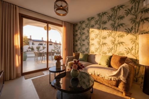 Salón de lujo en villa de Nerja con papel pintado de bambú, terraza con vistas al mar, sofá moderno y arquitectura costera