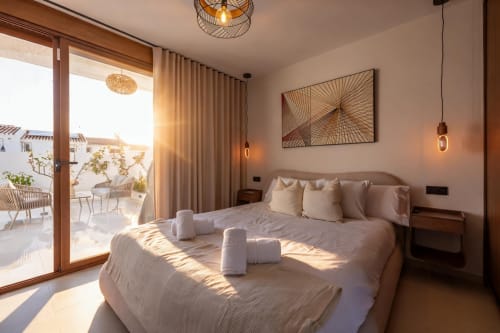 Dormitorio de lujo con vistas al mar en Villa Mandarinos, Nerja. Habitación moderna y luminosa con cama king y terraza con vistas al Mediterráneo