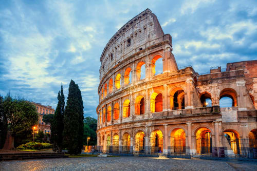 Colosseo illuminato al crepuscolo a Roma, monumento iconico vicino all'hotel di lusso Trevi House