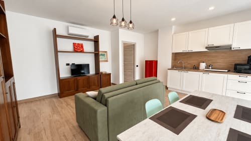 Moderno appartamento open-plan a Tolstoi 13.15 a Saronno con zona living, cucina, tavolo da pranzo e arredamenti