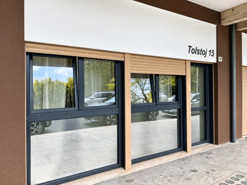Moderna vetrina dell'appartamento Tolstoi 15 a Saronno con ampi vetri, infissi in legno e ingresso con vista sulla città