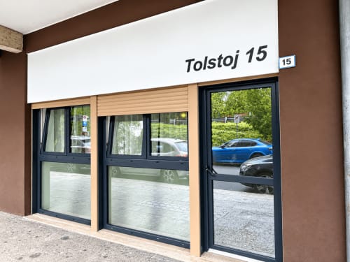 Ingresso dell'appartamento Tolstoi 15 a Saronno con porta moderna in vetro e legno
