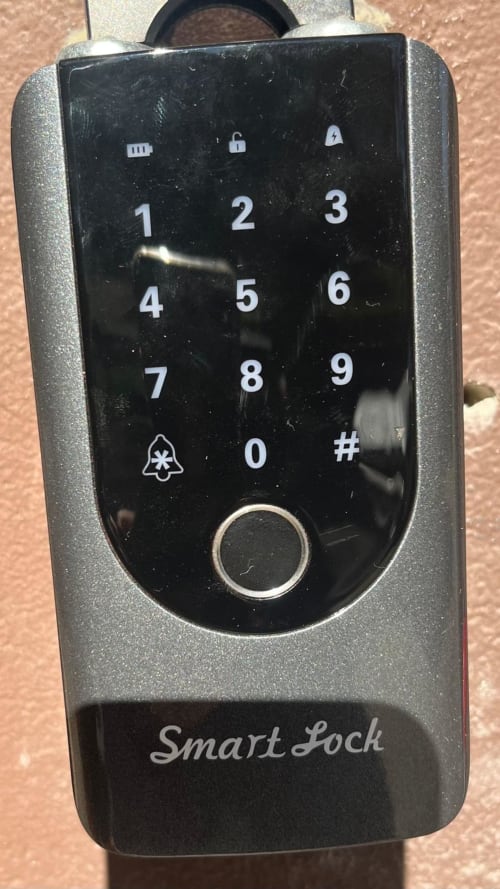 Tastiera Smart Lock all'appartamento Tolstoi 13.15 a Saronno, Italia - dispositivo di accesso digitale con pulsanti numerati