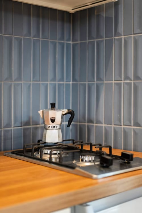 Moka pot sul fornello a gas nella cucina moderna dell'appartamento B&B Oliveri 25 a Procida