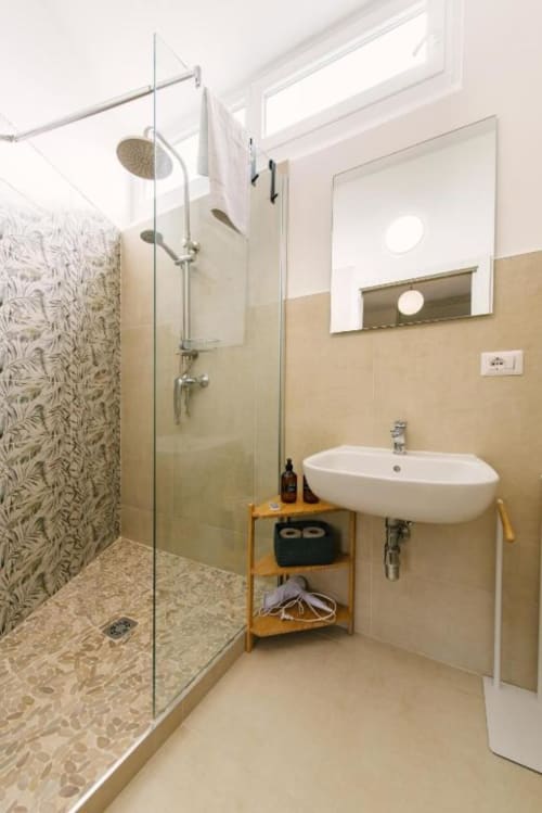 Moderno bagno presso il B&B Provincia di Verona con doccia walk-in, lavabo in ceramica bianca, scaldasalviette e mensola in legno