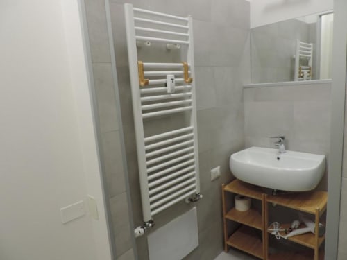 Bagno moderno della camera Colli presso il B&B Provincia di Verona con scaldasalviette bianco, lavabo su colonna, mobile in legno e