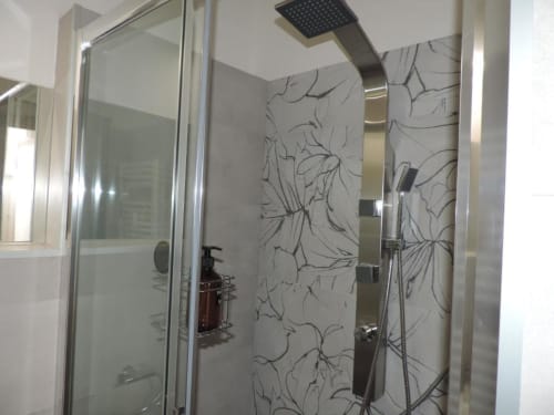 Moderna cabina doccia con piastrelle botaniche decorative e soffione pioggia nella Camera Colli di Provincia di Verona