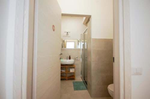 Corridoio moderno del bagno nella camera Colli di Provincia di Verona B&B, con vanity del lavabo, box doccia e accenti verdi