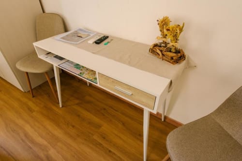 Moderna scrivania con sedia in Camera Colli, Provincia di Verona B&B, con pianta decorativa e vista cortile interno
