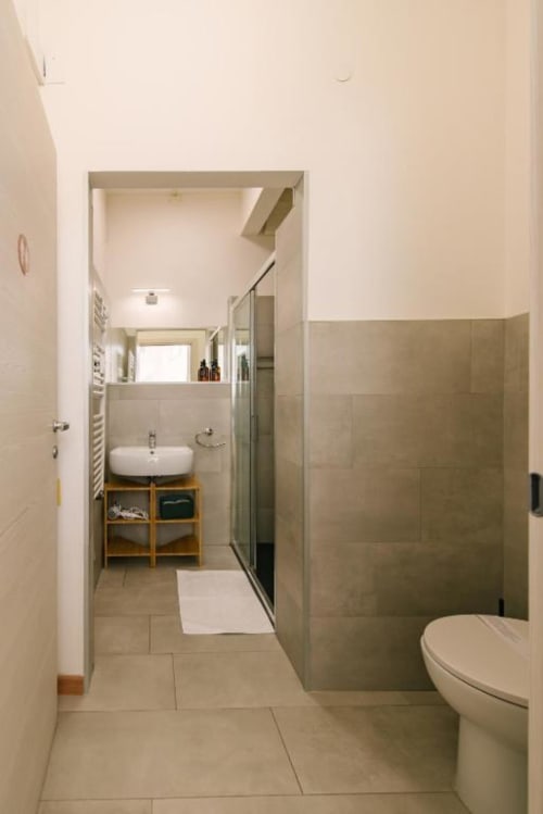 Bagno moderno nella camera Colli di Provincia di Verona B&B con toilet, lavabo e doccia con cabina in vetro