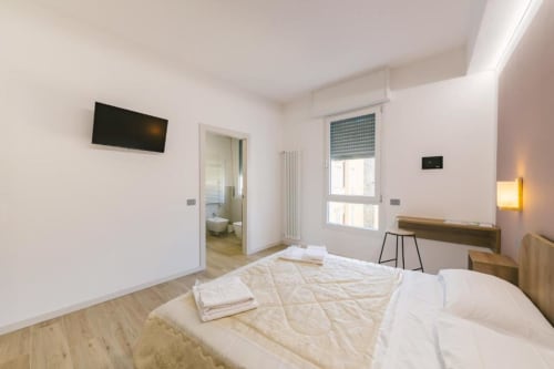 Camera moderna in B&B a Verona con letto matrimoniale, TV a schermo piatto, scrivania, bagno en-suite e vista sulla città