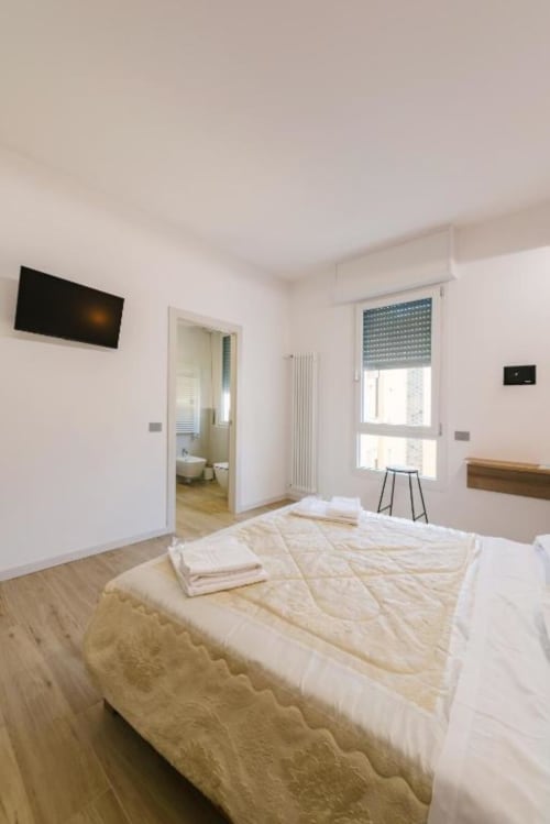 Camera moderna a Verona con letto matrimoniale, TV schermo piatto, vista città e bagno privato