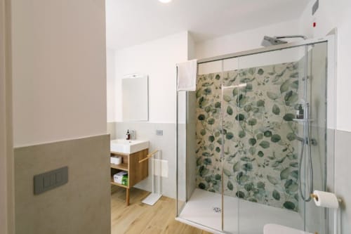 Bagno moderno nella camera Olivo di Provincia di Verona B&B con doccia decorata a eucalipto, mobile lavabo in legno e finiture bianche