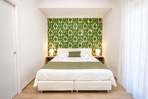 Camera Palmera di Le Rooms B&B a San Benedetto del Tronto con testata damasco verde, biancheria bianca e comfort moderni