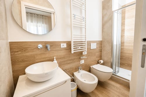 Bagno moderno presso Le Rooms B&B a San Benedetto del Tronto con lavabo da appoggio, bidet, wc e box doccia