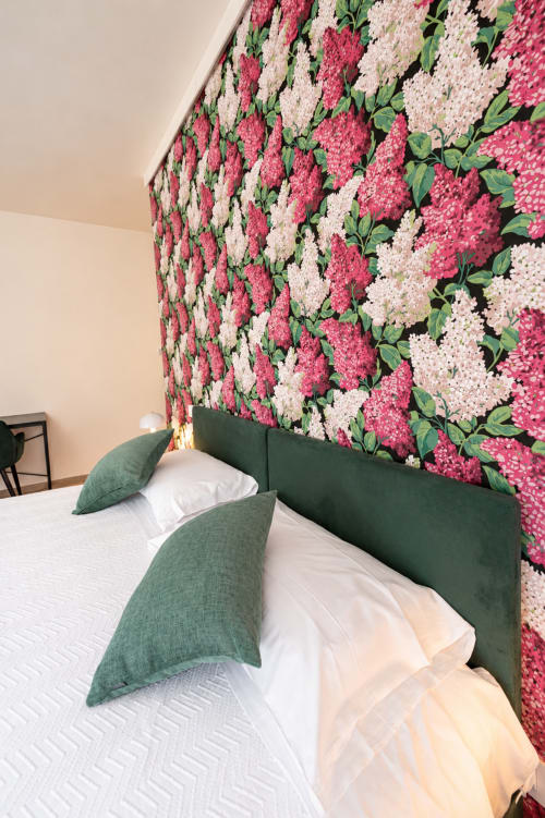 Camera lilla de Le Rooms B&B a San Benedetto del Tronto con testata verde, biancheria bianca e carta da parati con ortensie rosa